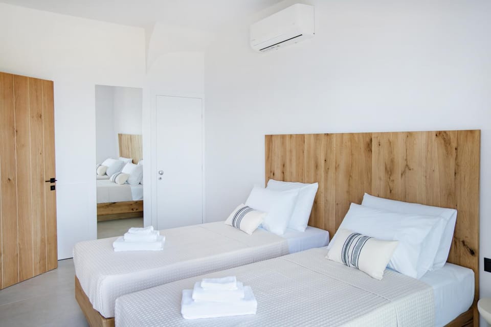Bed, Photo of the whole room, Bedroom, towels, air conditioner