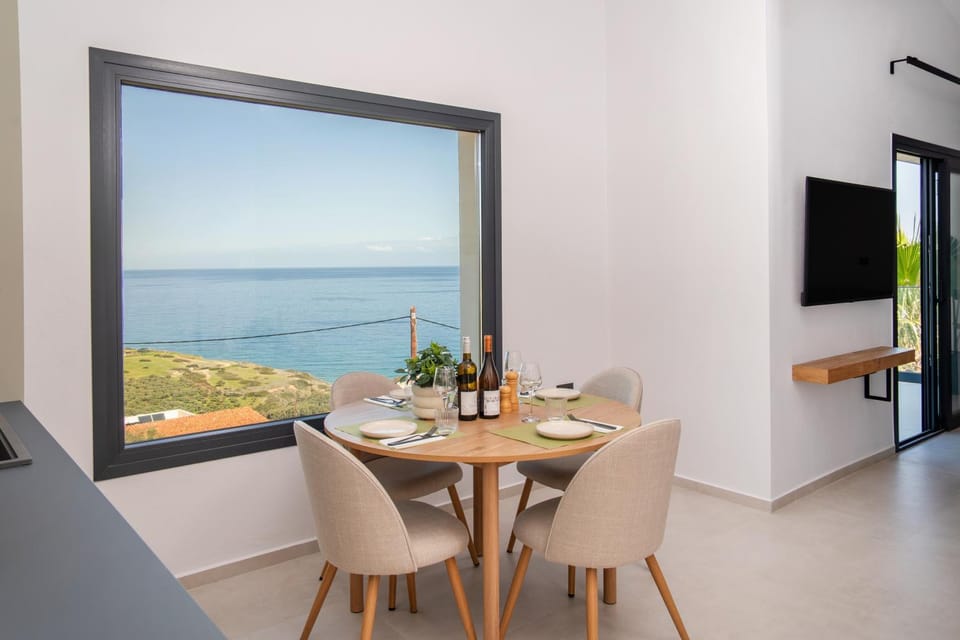 Natural landscape, TV and multimedia, Dining area, Sea view, Drinks