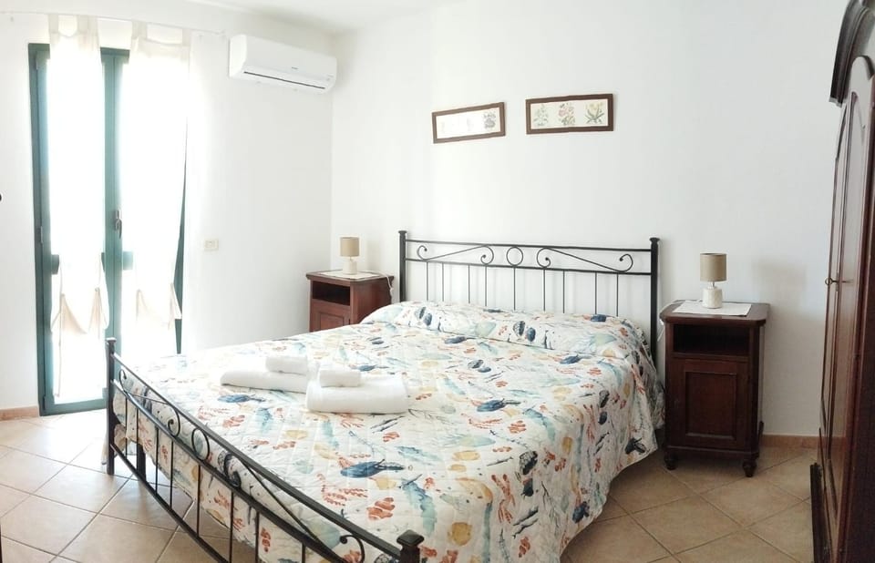 Bed, Bedroom, air conditioner