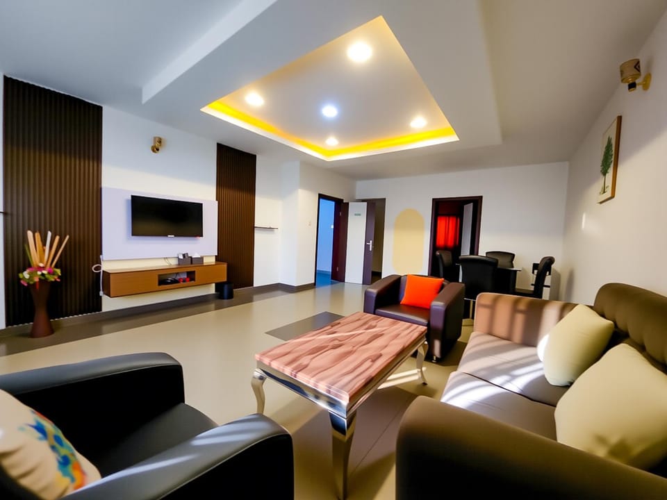 TV and multimedia, Living room, Photo of the whole room, Seating area, Dining area