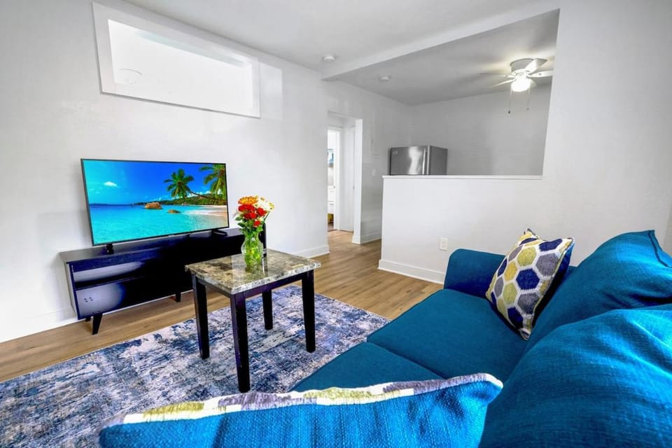 2Min WALK TO BEACHTrendy CondoKingKitchenPool7 Apartment in Pompano Beach