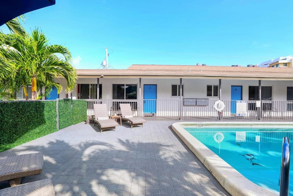 2Min WALK TO BEACHTrendy CondoKingKitchenPool7 Apartment in Pompano Beach