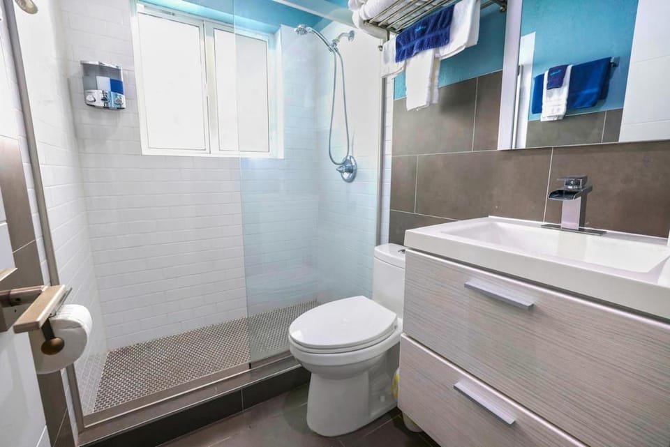 2Min WALK TO BEACHTrendy CondoKingKitchenPool7 Apartment in Pompano Beach