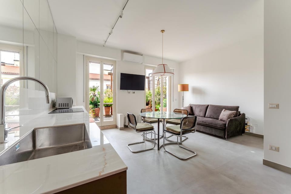 Communal lounge/ TV room, TV and multimedia, Kitchen or kitchenette, Living room, Seating area, Dining area, Evening entertainment