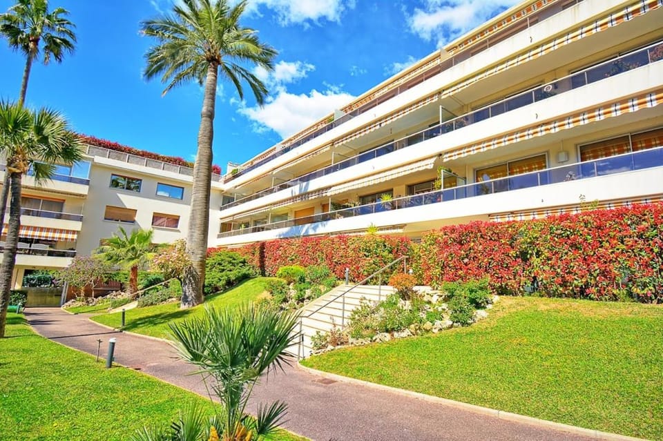 Luxury Apartment, Private Garden Sea within Walking Distance Parking Apartment in Cannes