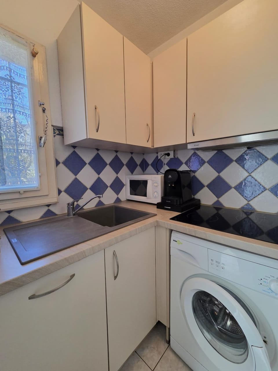 Coffee/tea facilities, microwave, washing machine, kitchen