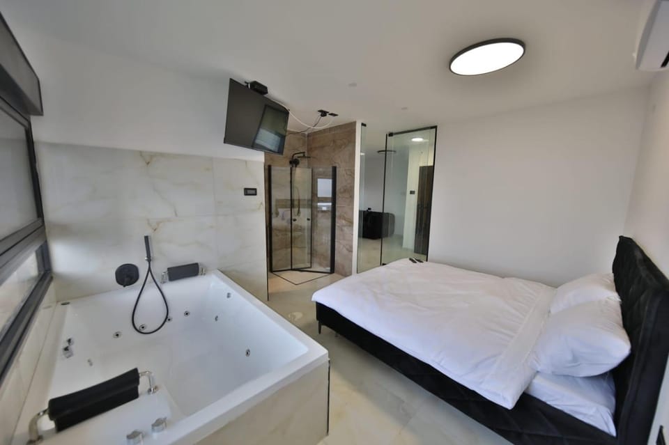 Bed, Hot Tub, Bathroom, Bedroom