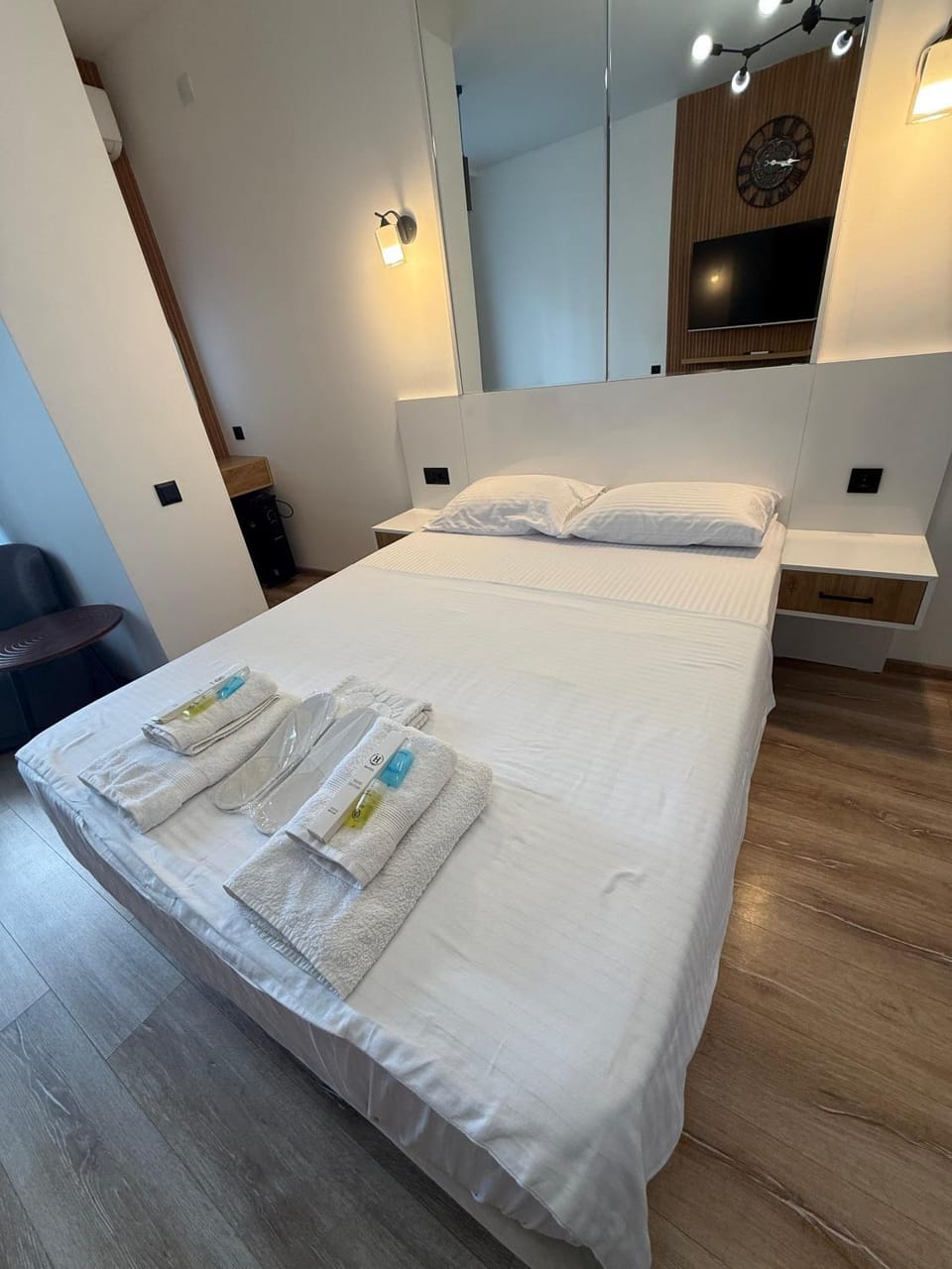 Bed, Bedroom, towels