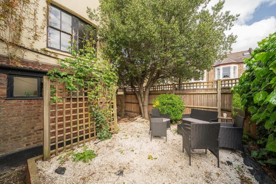 Roomy 2 Bed Garden Flat Quick Links to Central Apartment in London