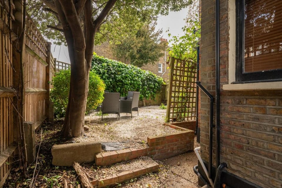 Roomy 2 Bed Garden Flat Quick Links to Central Apartment in London