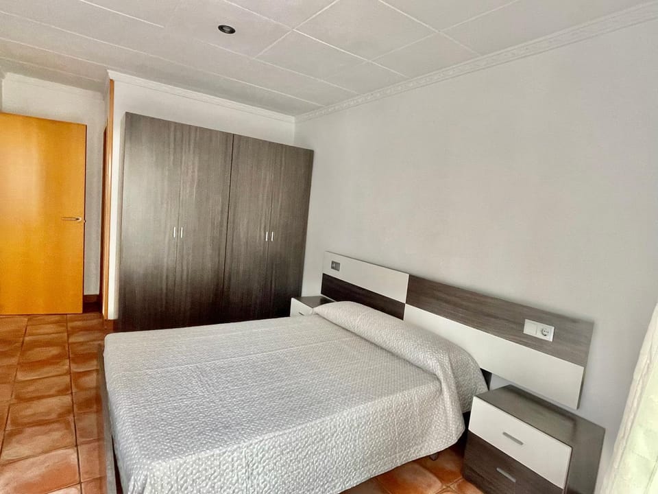 Bed, Photo of the whole room, Bedroom, wardrobe