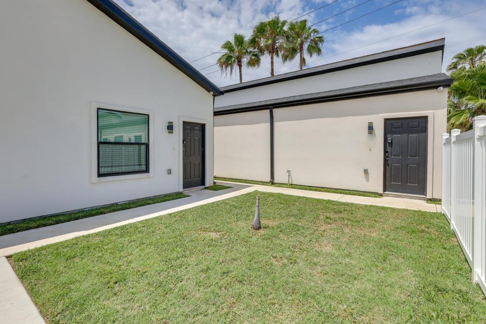 Walkable Studio w/ Pool in South Padre Island! Apartment in South Padre Island
