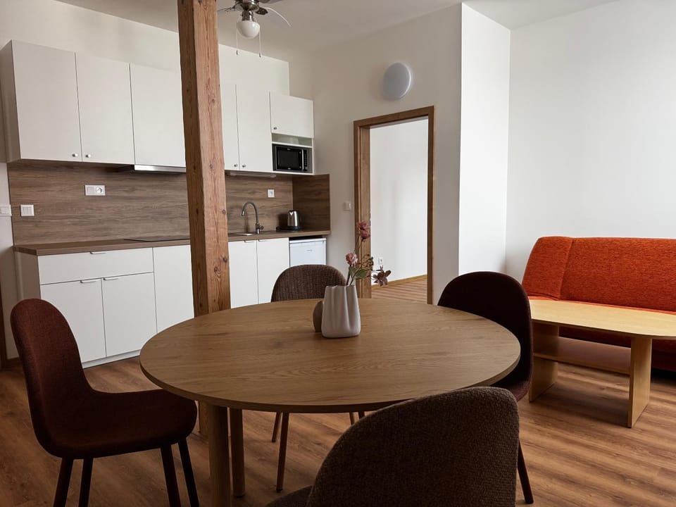 Kitchen or kitchenette, Seating area, stove