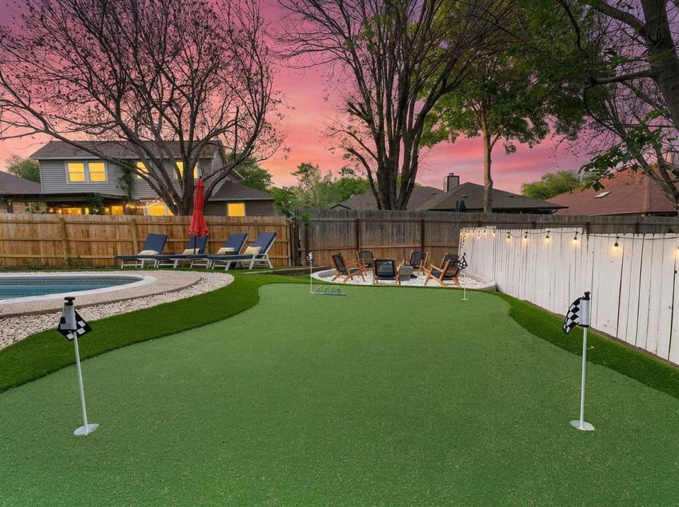 The Lone Star Oasis - Pool Karaoke & Game Room House in Wells Branch