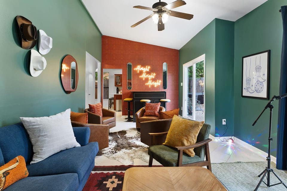 The Lone Star Oasis - Pool Karaoke & Game Room House in Wells Branch