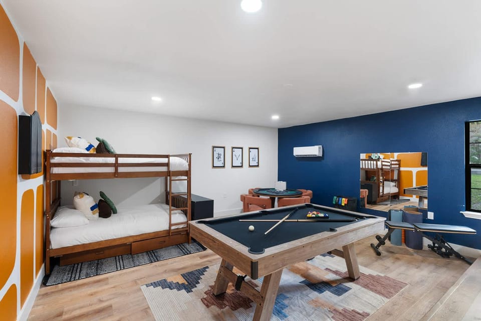 The Lone Star Oasis - Pool Karaoke & Game Room House in Wells Branch