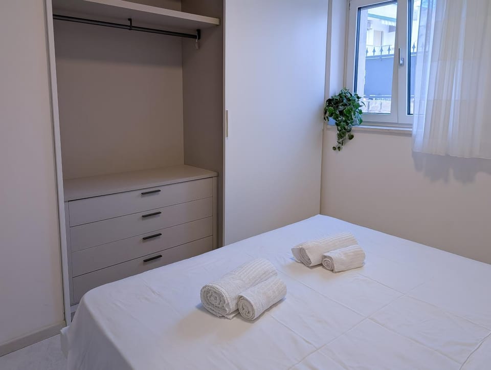 Photo of the whole room, Bedroom, wardrobe