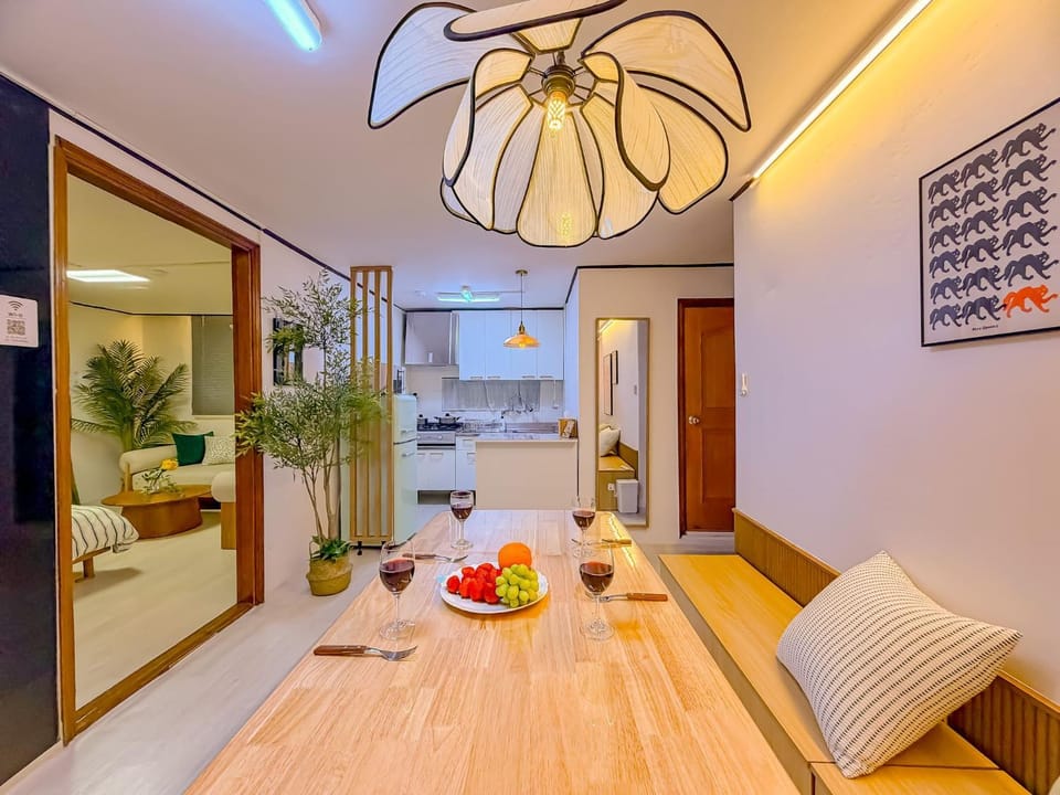 Living room, Food and drinks, Seating area, Dining area, Food, Drinks
