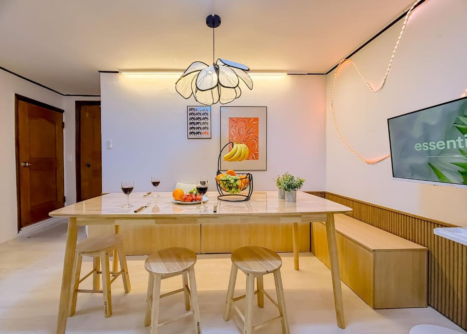 TV and multimedia, Living room, Food and drinks, Seating area, Dining area
