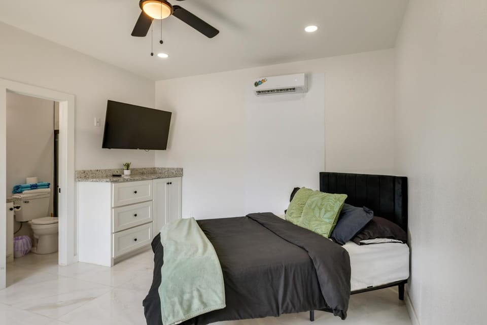 3 Blocks to Gulf! Modern Beach Base in South Padre Apartment in South Padre Island
