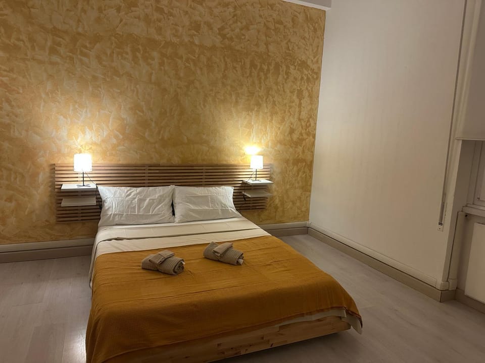 Bed, towels