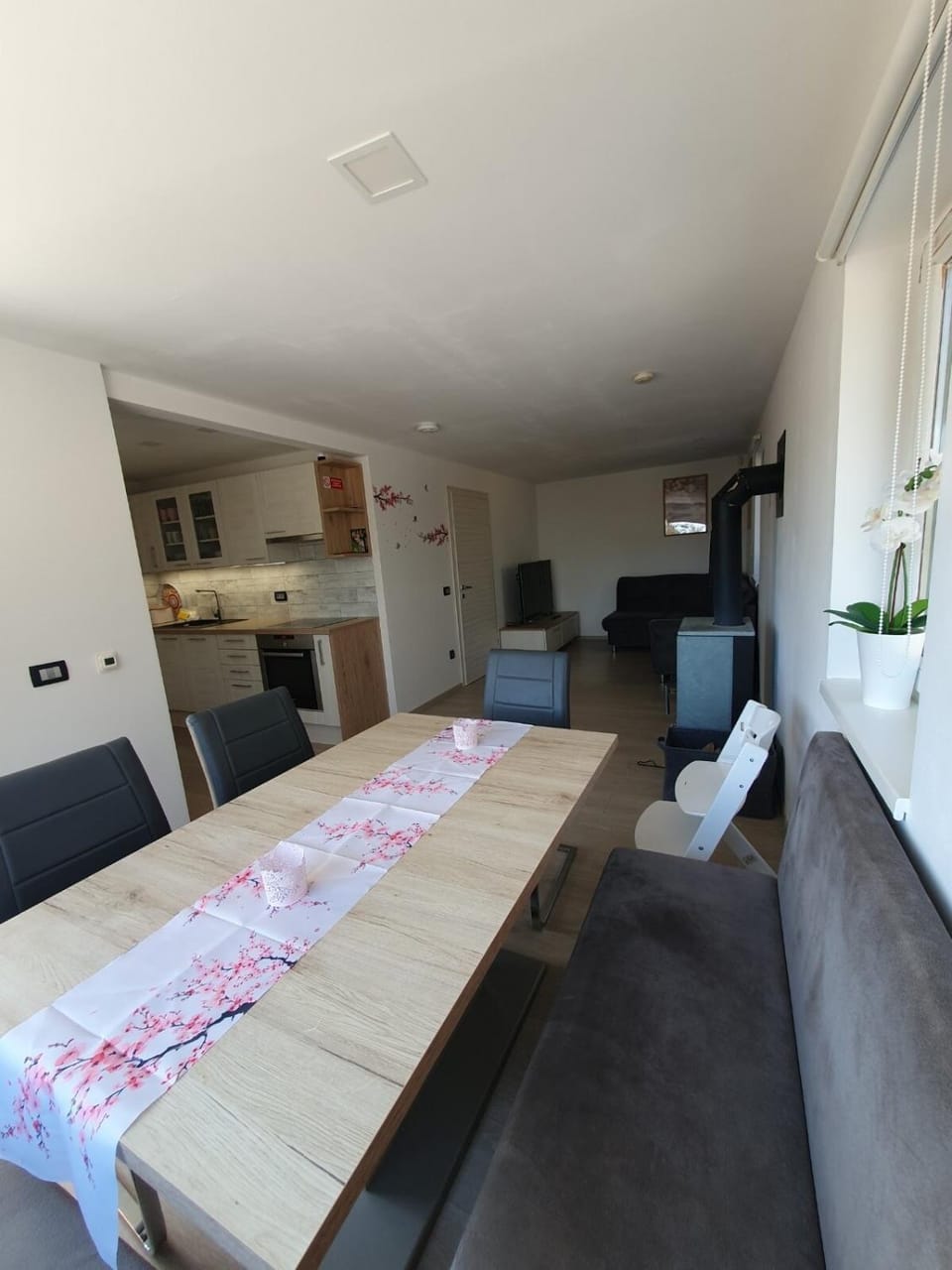 Kitchen or kitchenette, Seating area, Dining area