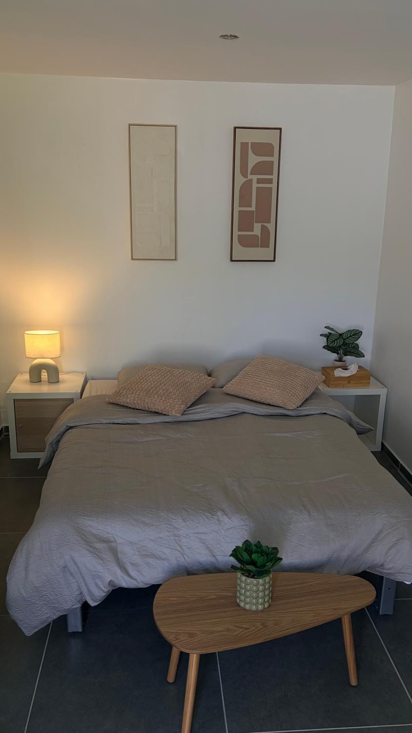 Studio Neuf Moderne & Indépendant - Proche Gare, Paris Bed and Breakfast in Île-de-France