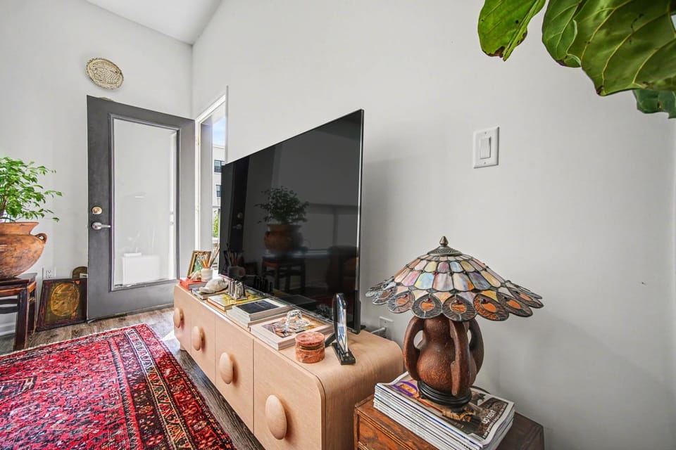 Communal lounge/ TV room, Facade/entrance, TV and multimedia