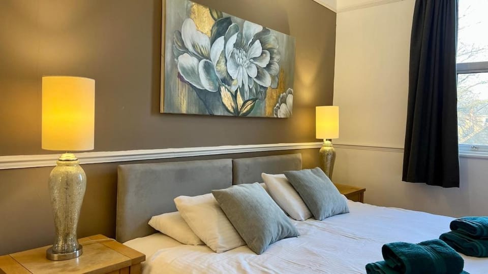 Huge Three Bedroom Flat with parking and terrace Apartment in London Borough of Lewisham