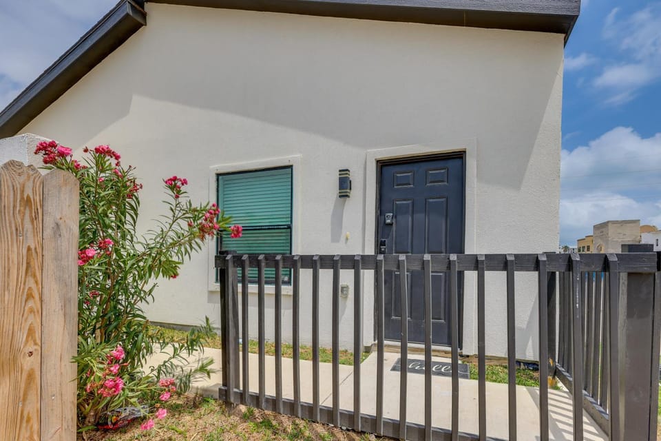 Walkable & Modern! South Padre Studio By Beach Apartment in South Padre Island