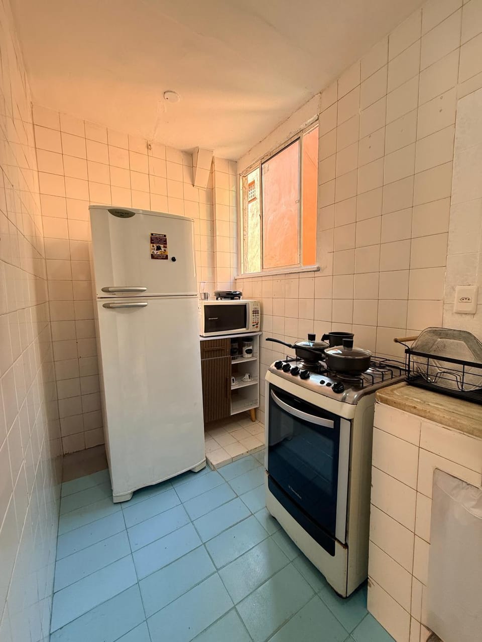 minibar, stove