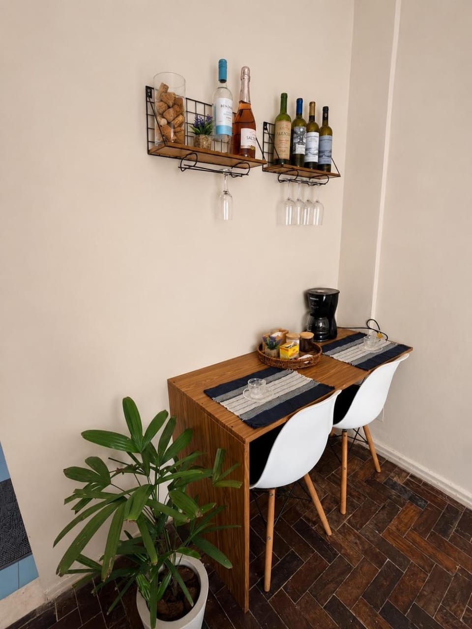 Coffee/tea facilities, Dining area