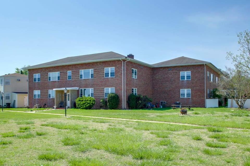 Walk to Parks & Marina! Waterfront Cambridge Condo House in Cambridge