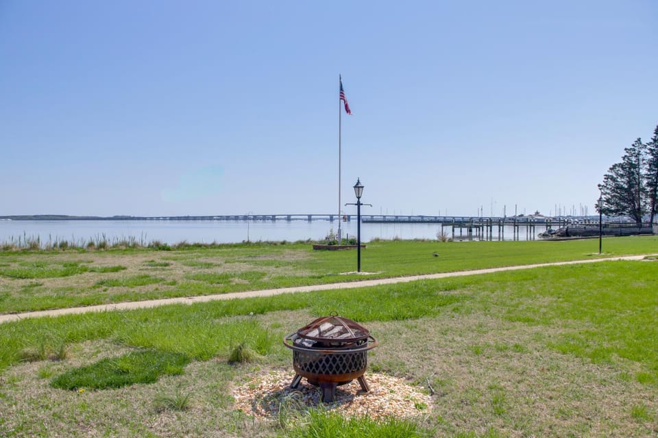 Walk to Parks & Marina! Waterfront Cambridge Condo House in Cambridge