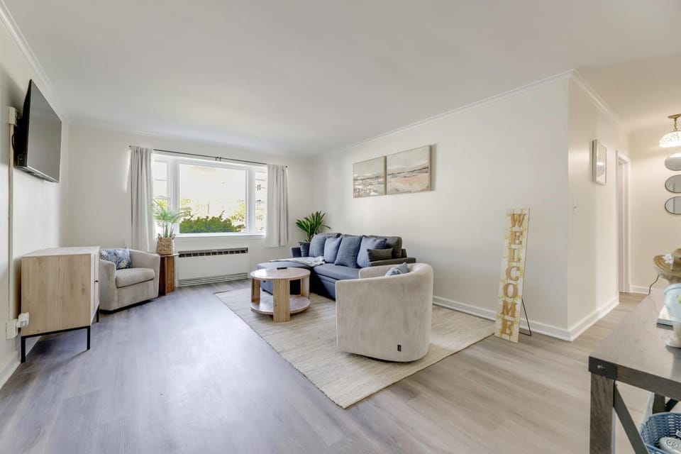 Walk to Parks & Marina! Waterfront Cambridge Condo House in Cambridge