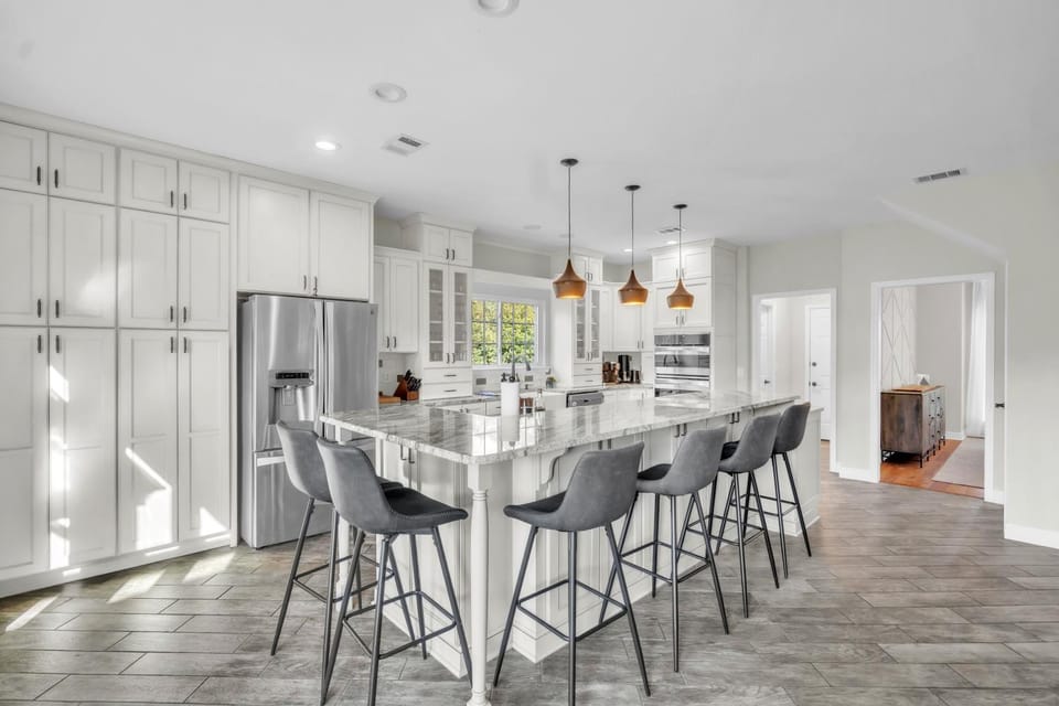 Kitchen or kitchenette, minibar