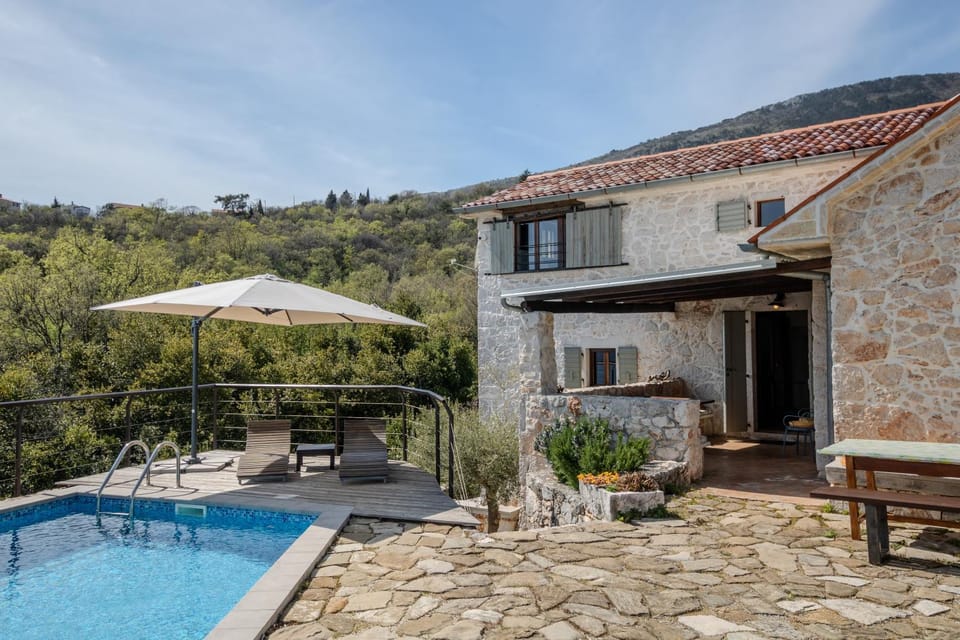 Property building, View (from property/room), Balcony/Terrace, Pool view, Swimming pool, Swimming pool, sunbed