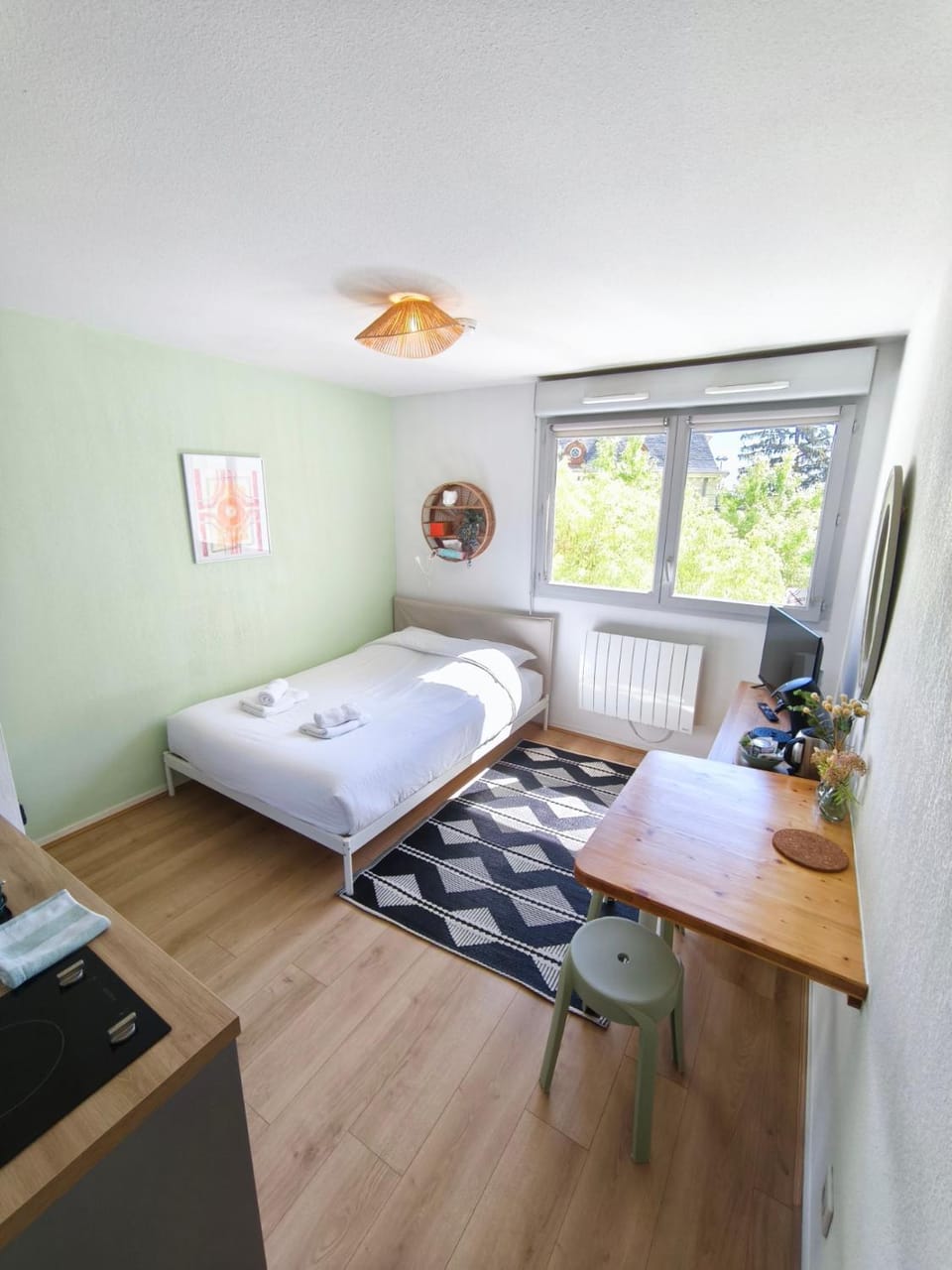 Bed, Photo of the whole room, Bedroom, towels