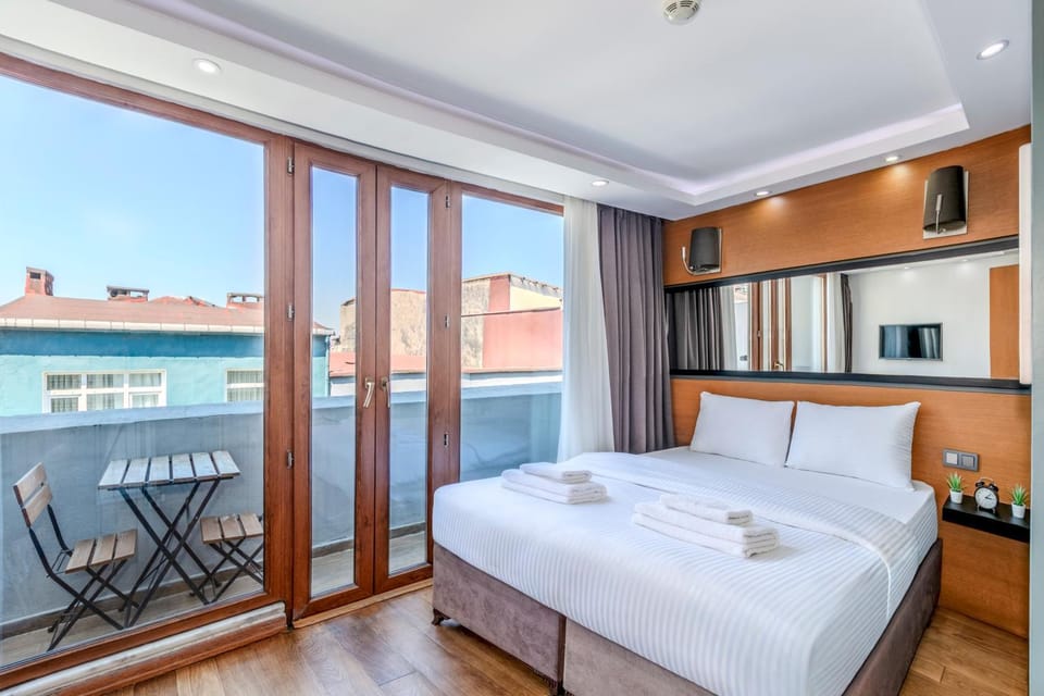 Bed, Natural landscape, View (from property/room), Balcony/Terrace, Kitchen or kitchenette, Living room, Photo of the whole room, Seating area, Dining area, Bedroom, minibar, towels
