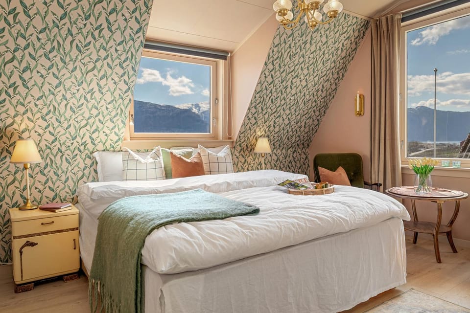 Photo of the whole room, Bedroom, Mountain view