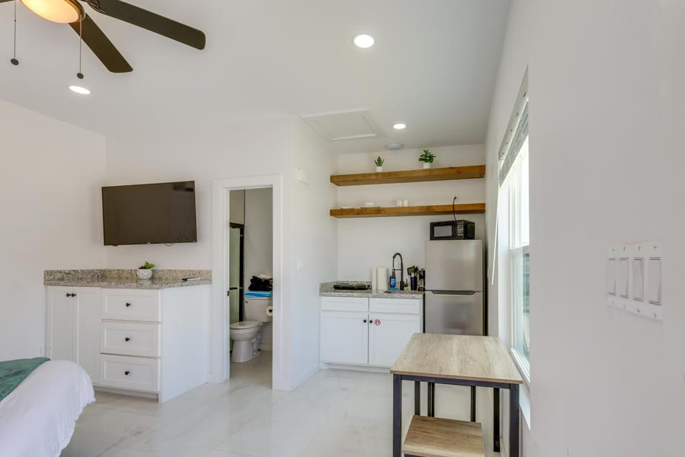 Beach Base for Groups! SPI Studio w/ Pool On-Site Apartment in South Padre Island