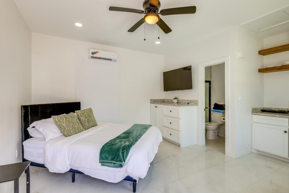 Beach Base for Groups! SPI Studio w/ Pool On-Site Apartment in South Padre Island