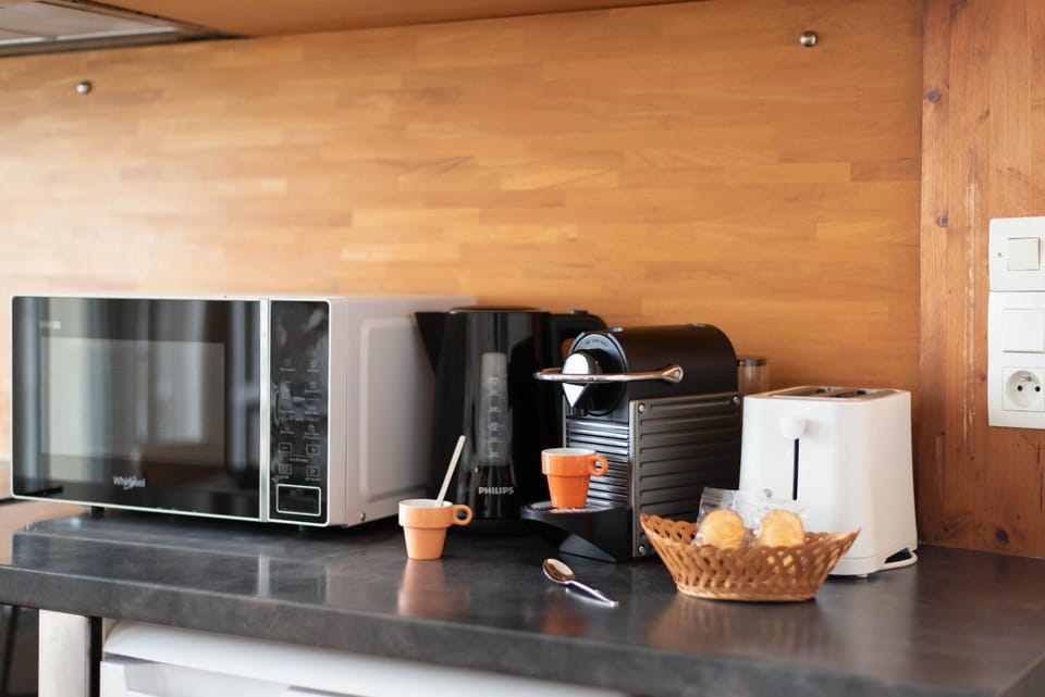Coffee/tea facilities, microwave, oven, toaster