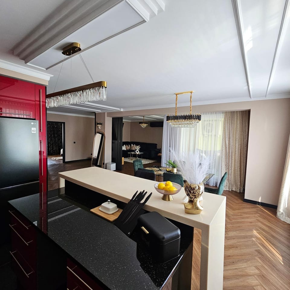 Kitchen or kitchenette, Seating area, Dining area