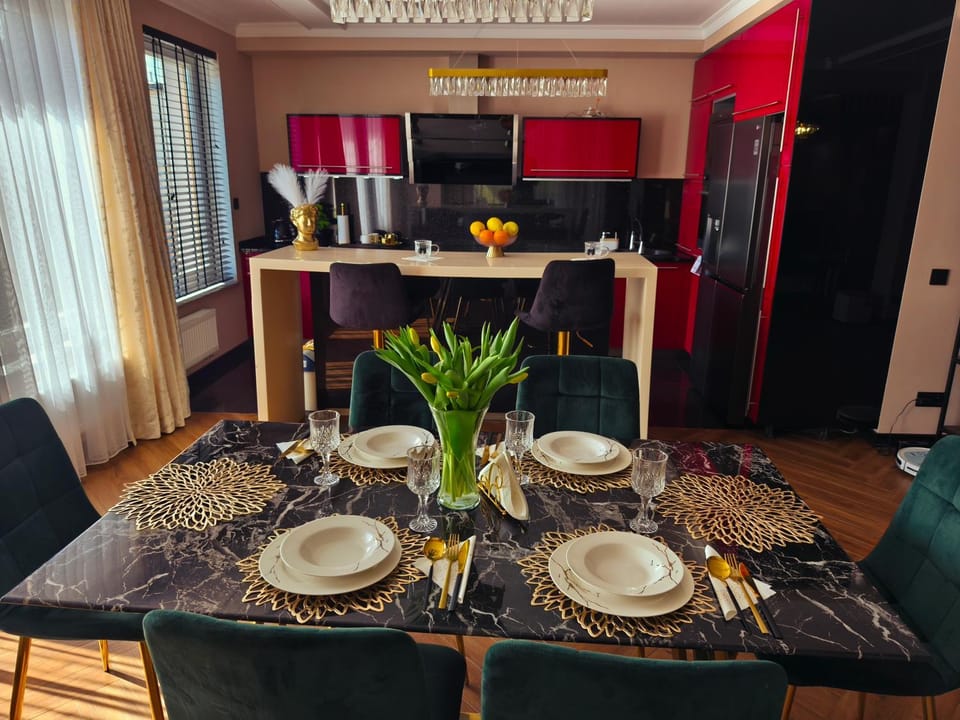 Kitchen or kitchenette, Dining area, Food