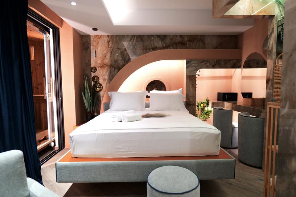 Bed, Photo of the whole room, Seating area, Bedroom, towels