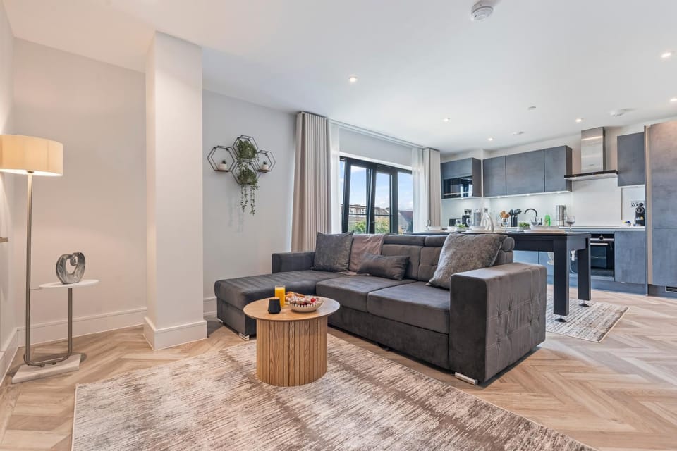 London 1BR Flat Sleeps 5 Comfortably Pool Table Near Tube Apartment in Enfield