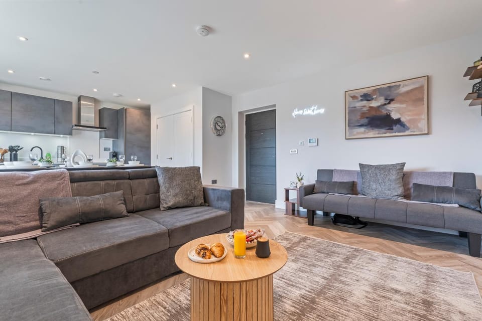 London 1BR Flat Sleeps 5 Comfortably Pool Table Near Tube Apartment in Enfield