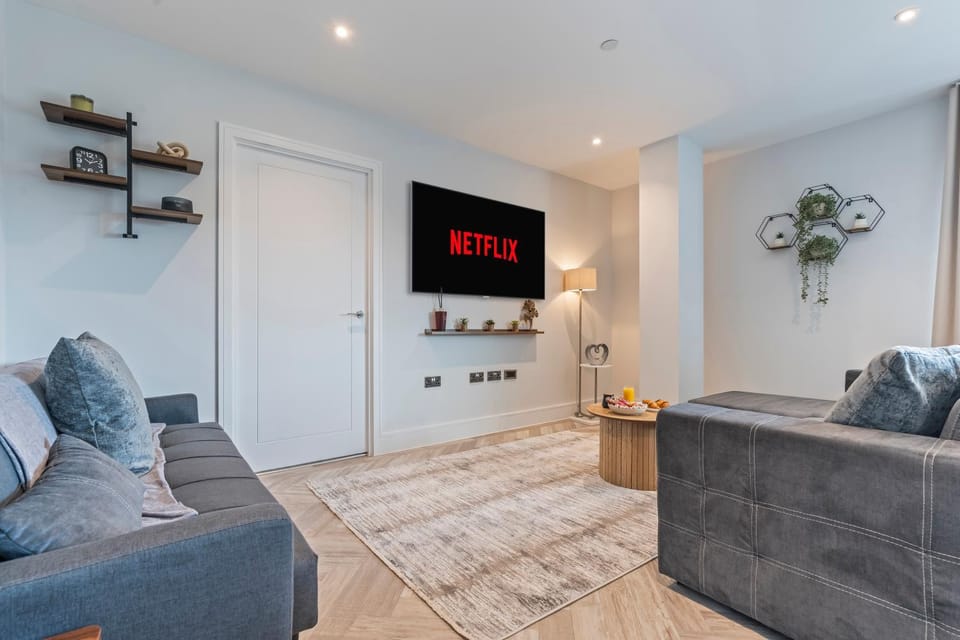 London 1BR Flat Sleeps 5 Comfortably Pool Table Near Tube Apartment in Enfield