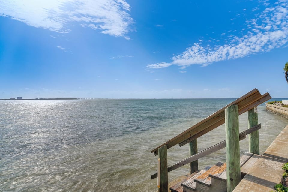 2 Mi to Beach! Bay-View Snowbird Haven in St Pete House in Isla del Sol